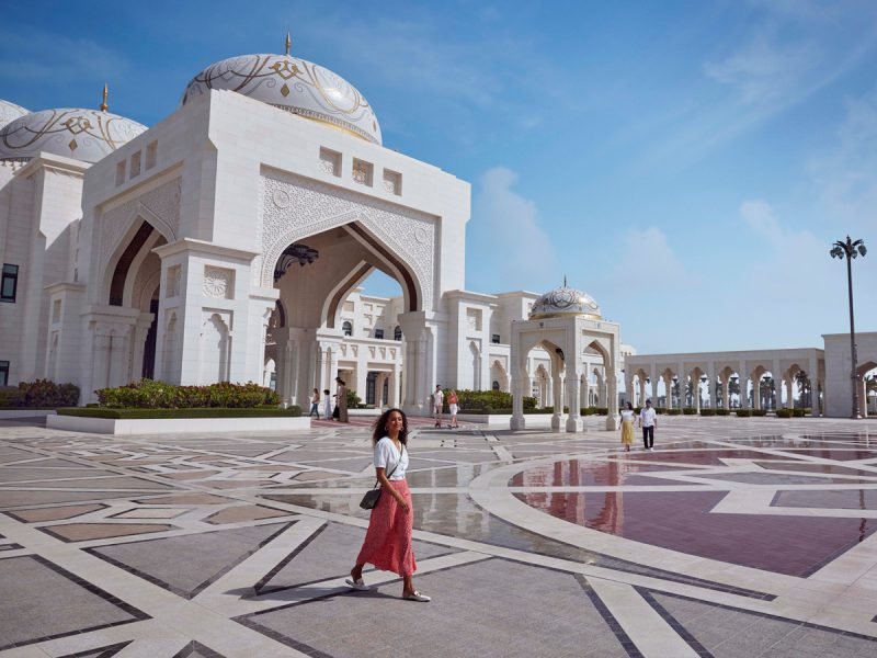 Abu Dhabi Tourism 12 Unforgettable Experiences You Must Try in 2025 12 Indulge in Luxury Shopping & Dining