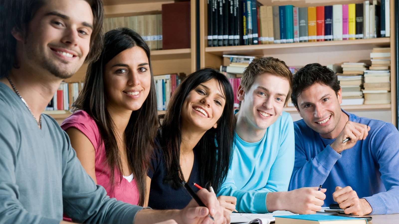 Top Courses in Canada 2025 Guide for International Students 7 Scholarships for Top Courses in Canada